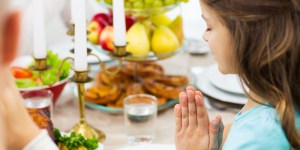 ¿Por qué bendecir la mesa antes de comer?