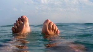 FEET,WATER.OCEAN