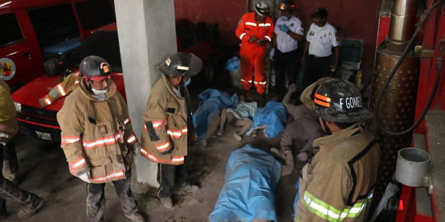 WEB3-GUATEMALA-VOLCANO-FUEGO-VOLCAN-3-Fotos cortesía CORED bomberos voluntarios via @isnardobravo