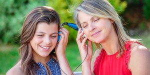 ¿Sabes por qué debes oír la música favorita de tus hijos adolescentes (y con ellos)?
