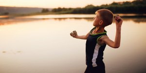 Actividades de verano fáciles para mantener a los niños ocupados mientras los padres trabajan