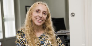La increíble conversión de la «papisa de la moda» frente a la Sábana Santa