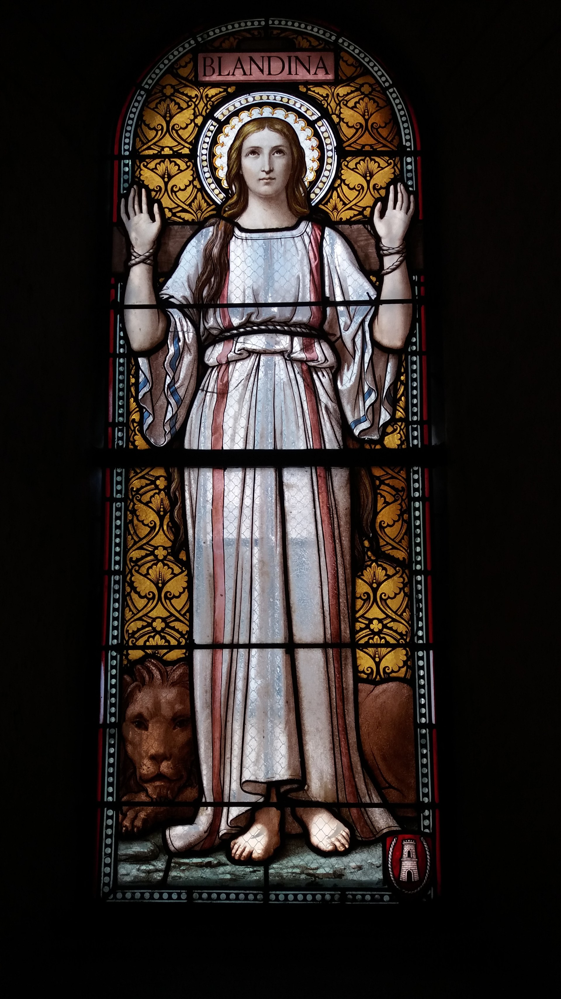 Basilique_Saint-Martin_d&#8217;Ainay_-_Intérieur_-_Vitrail_de_Sainte_Blandine