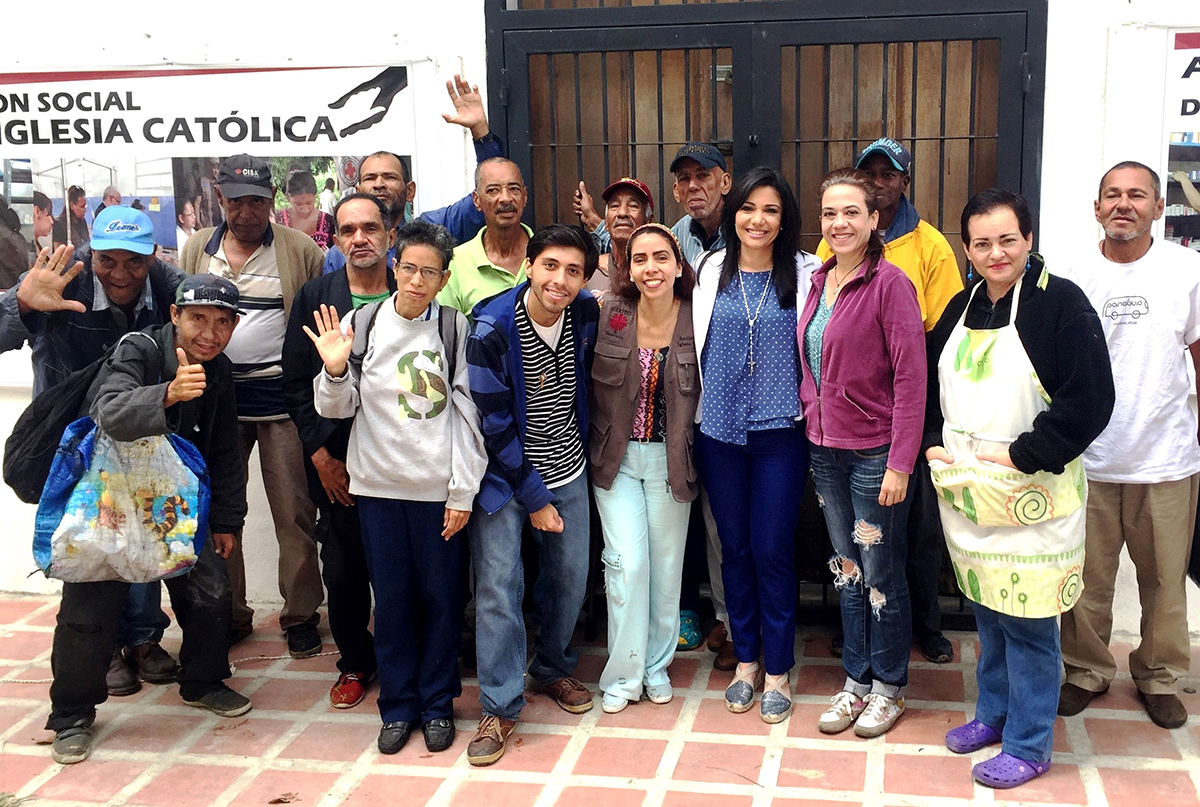 Marinellys_Tremamunno_comparte_en_Cáritas_de_Venezuela_con_comensales_de_la_Olla_solidaria
