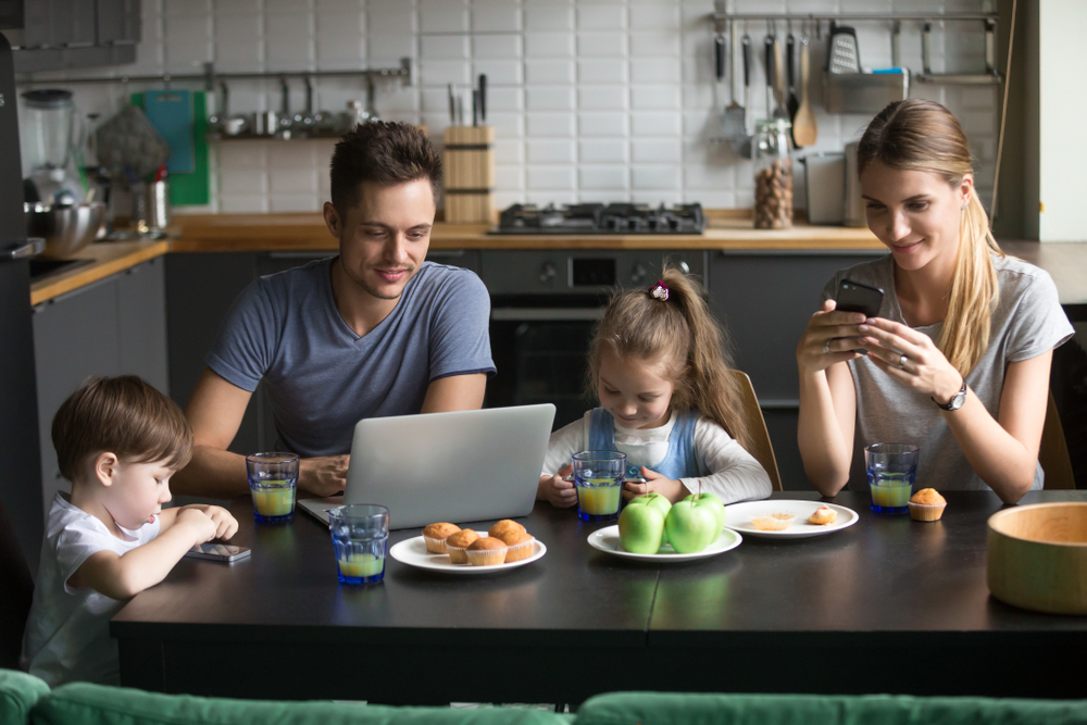 FAMIGLIA, TABLET, COLAZIONE