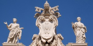 ¿El escudo de armas de un obispo necesita un lema en latín?