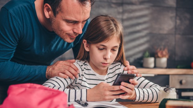 DAD,DAUGHTER,PHONE