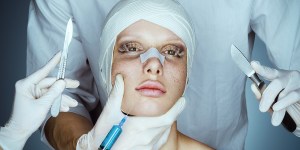 Cirugías estéticas y la “belleza espectáculo”, una obsesión que puede ser mortal