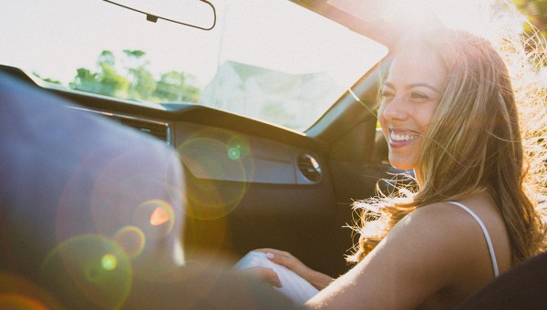 KOBIETA W SAMOCHODZIE