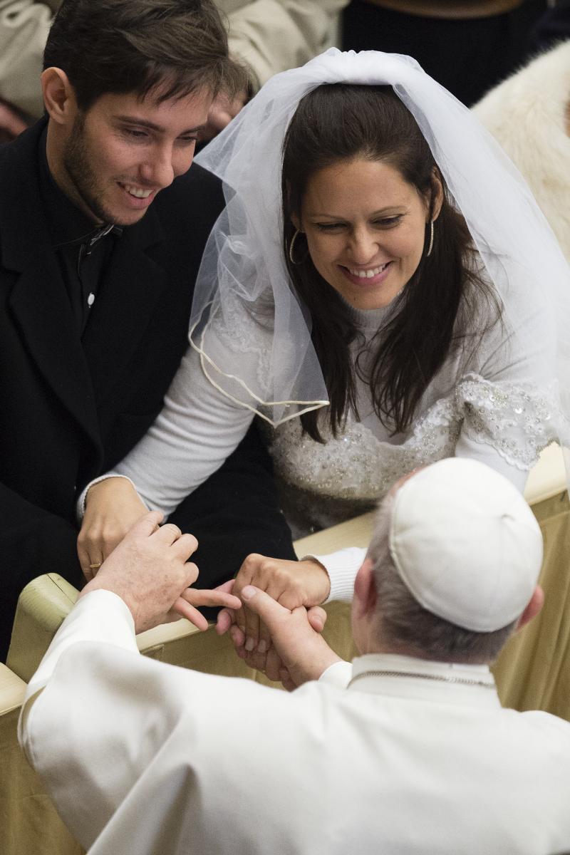 Papa Francisco y novios