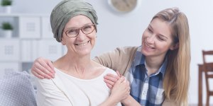 ¿Cómo ayudar a alimentarse bien a un enfermo con cáncer?