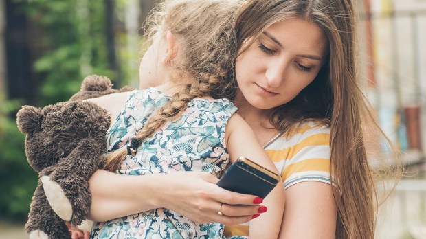 MATKA UZALEŻNIONA OD TELEFONU