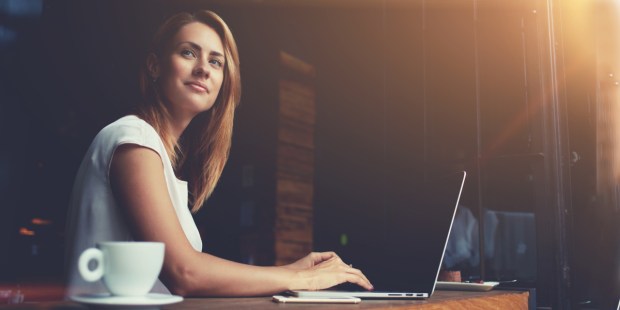 WOMAN,WORKING,COFFEE SHOP