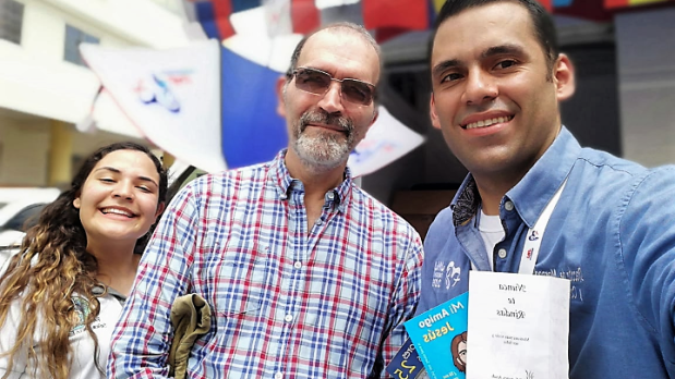 Claudio de Castro con voluntarios de la JMJ Panamá 2019