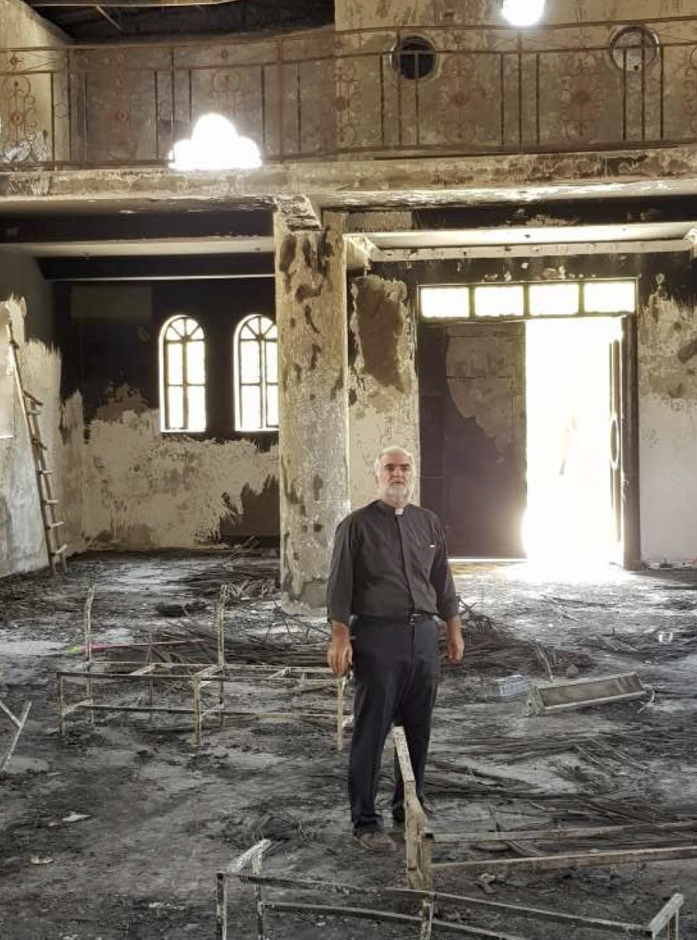 El Padre Christopher Hartley en una de las iglesias destruidas en Etiopía