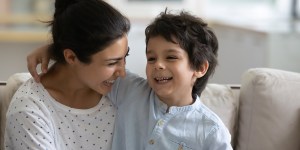 ¿Tu hijo no quiere platicar contigo? Aquí unos consejos