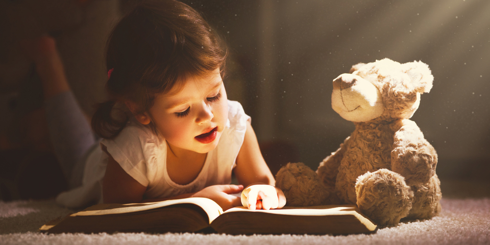 GIRL READING