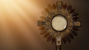 web3-monstrance-sunlight-gold-mari-tere