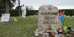 El Papa Francisco llora a los niños que nunca nacieron