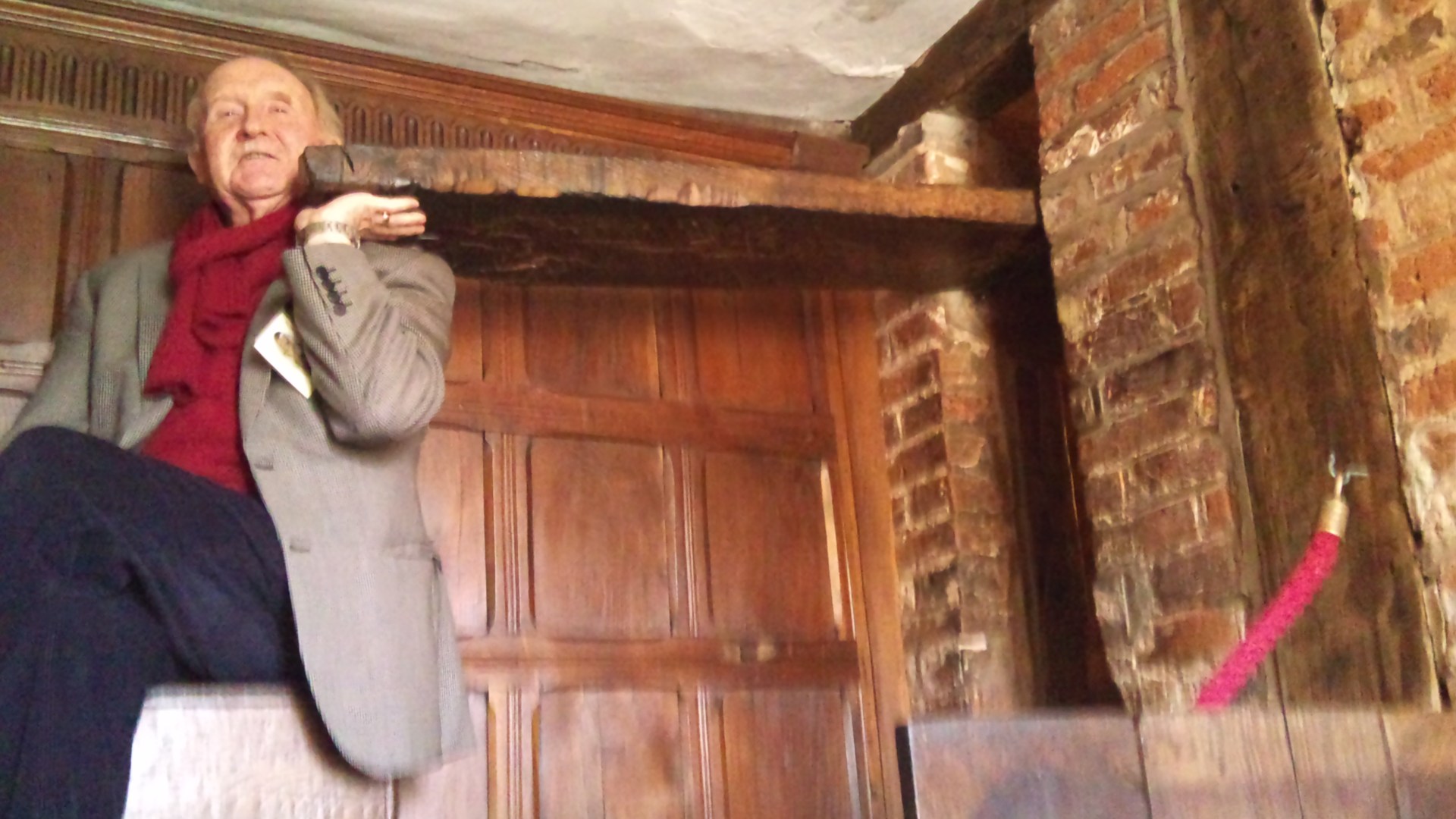 PRIEST HOLE; ENGLAND