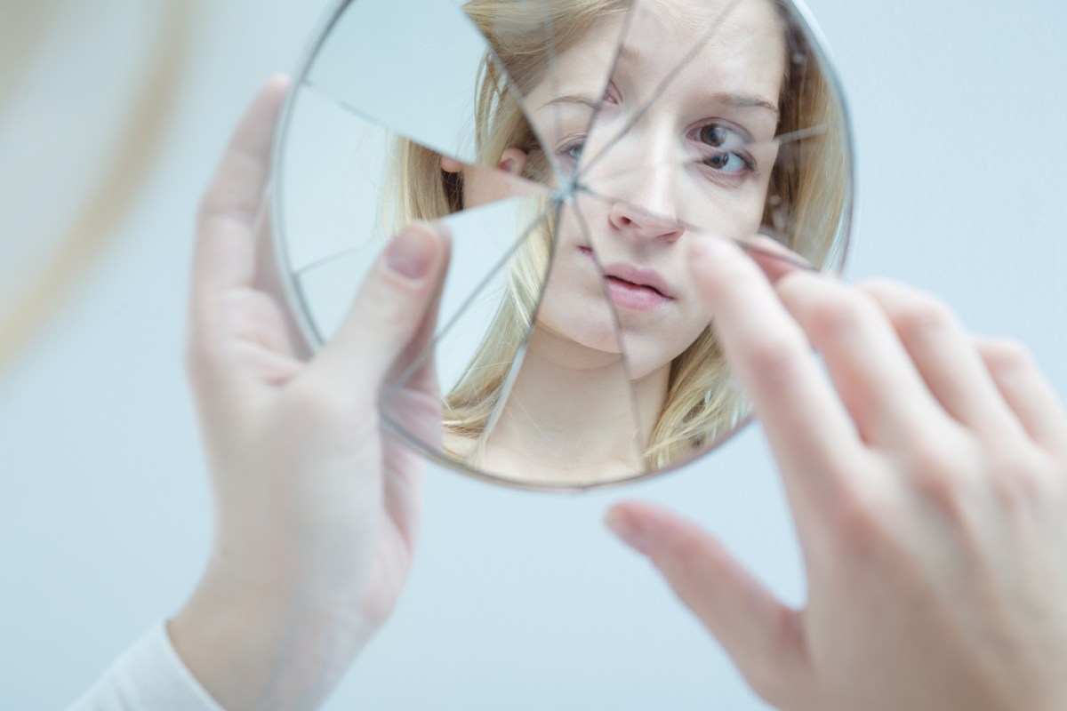 WOMAN MIRROR