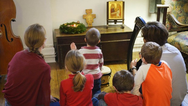 FAMILY PRAYING, ADVENT