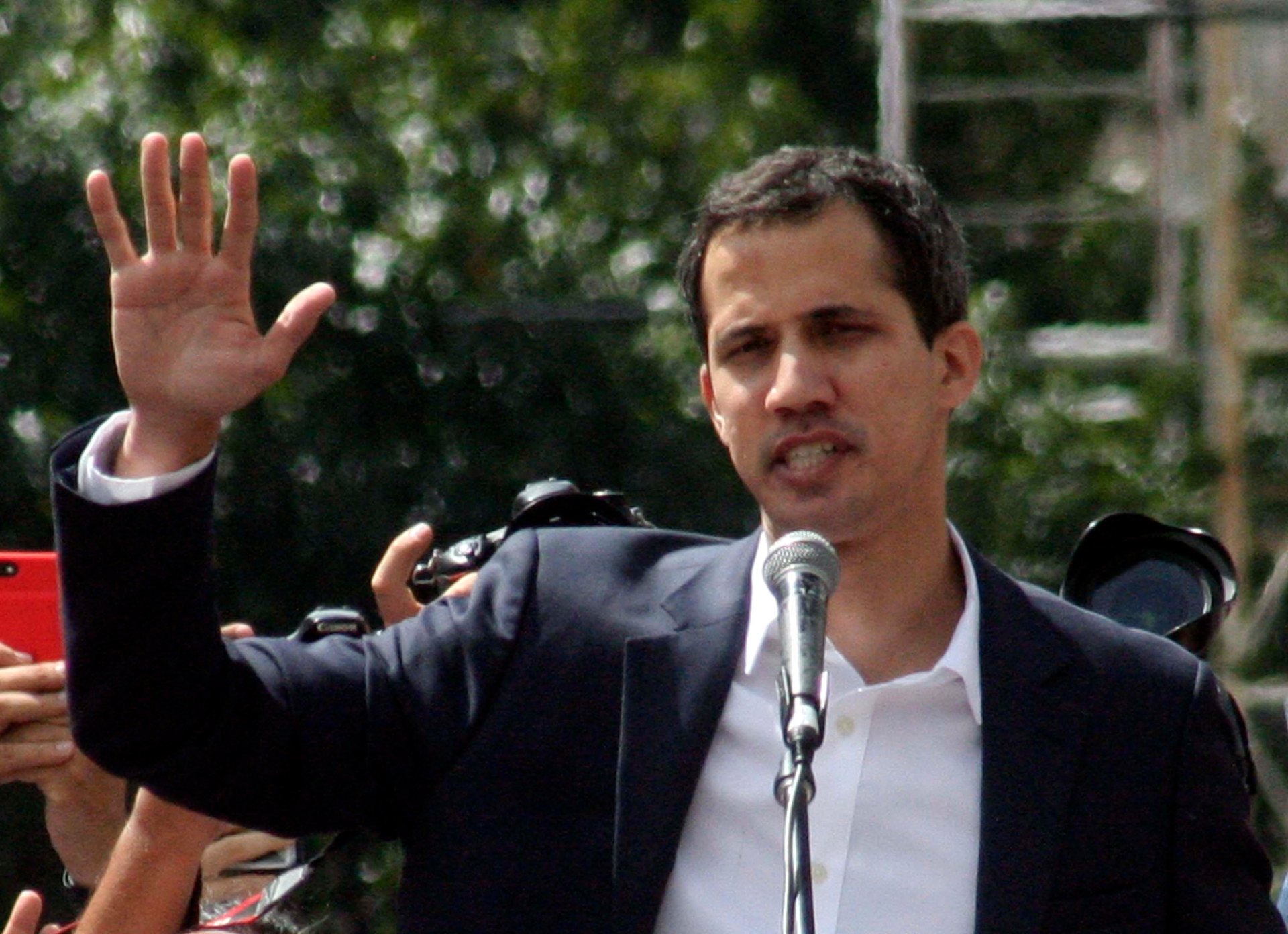car1-juan_guaido_se_juramento_como_presidente_1