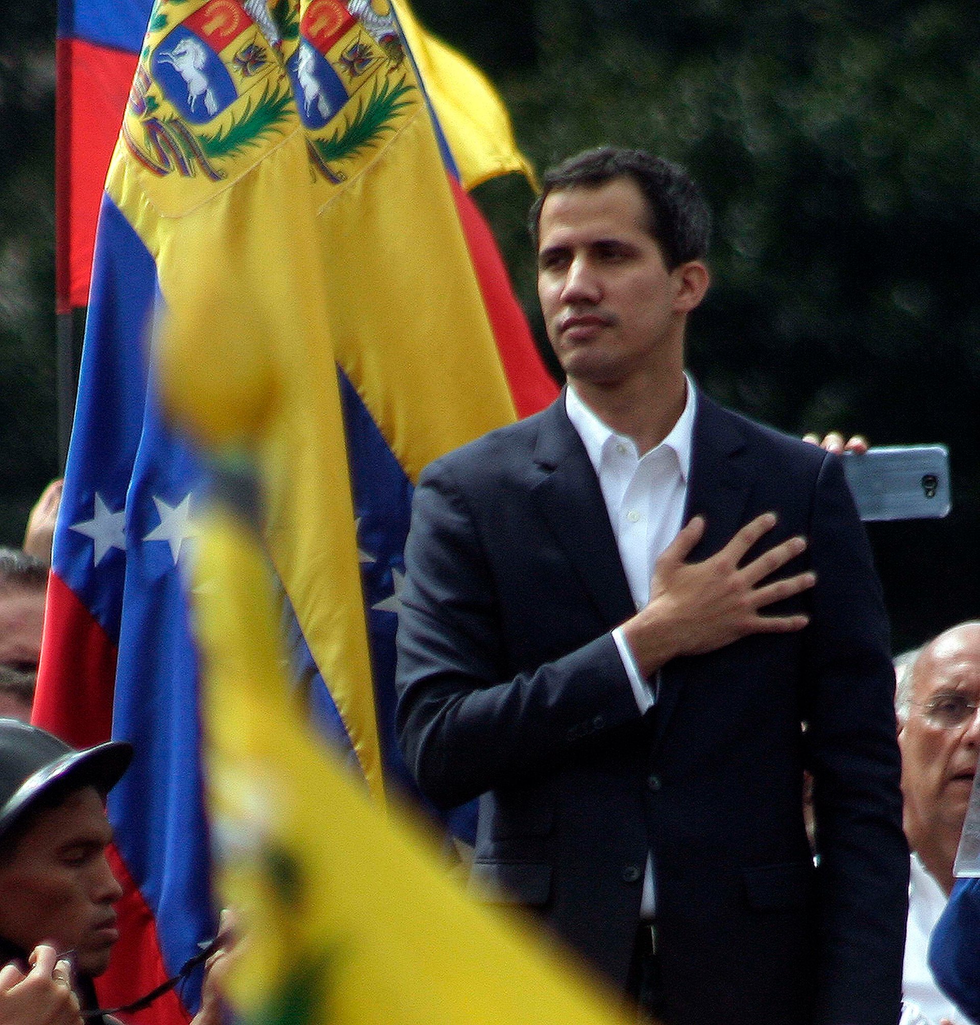 car2-juan_guaido_se_juramento_como_presidente_2