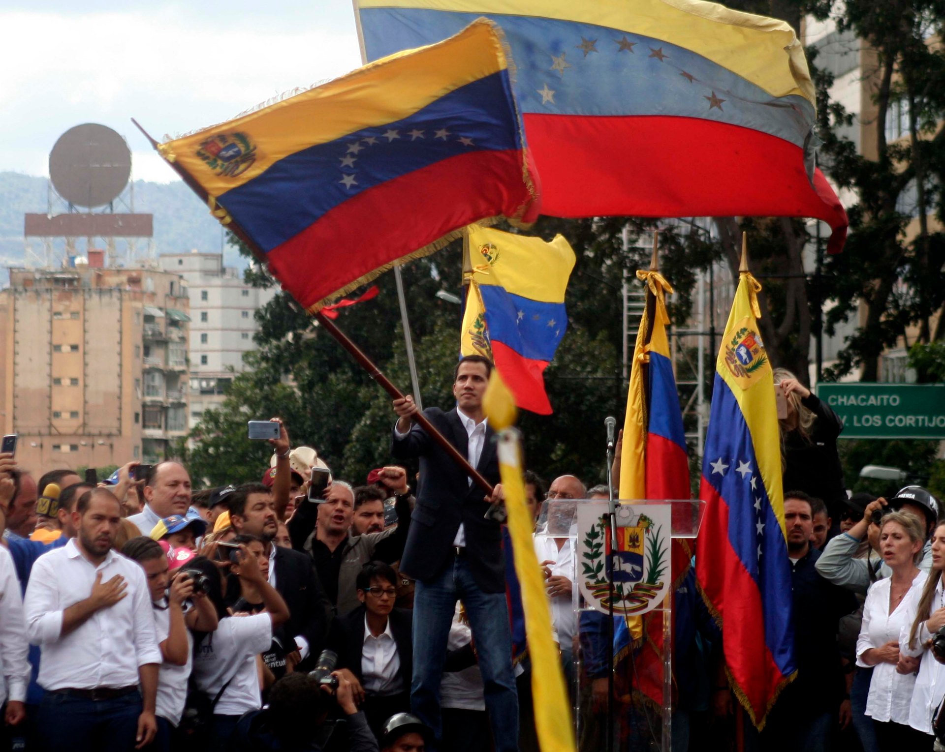 car3-juan_guaido_se_juramento_como_presidente_3