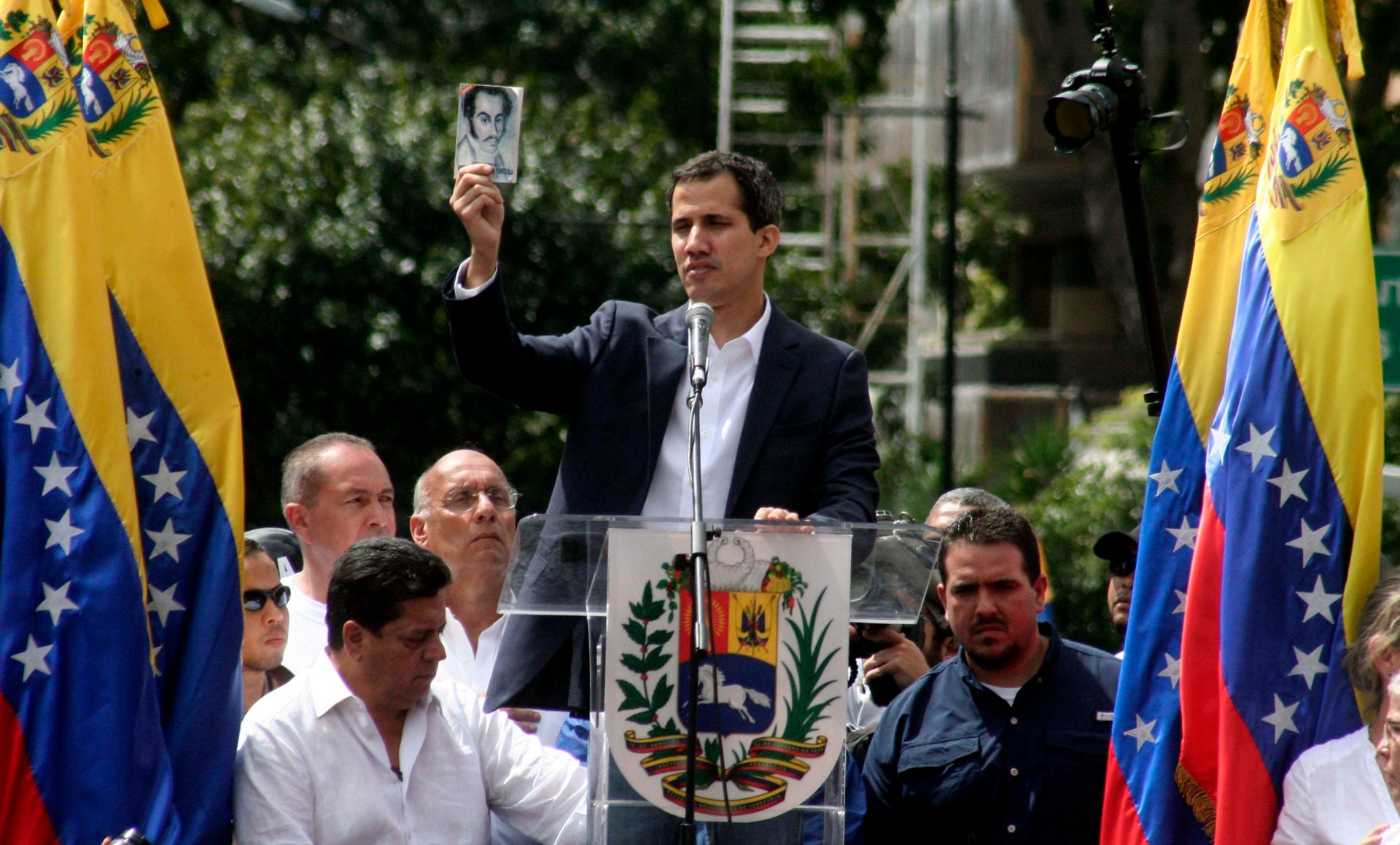 car4-juan_guaido_se_juramento_como_presidente_4