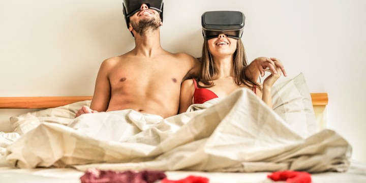 COUPLE WITH VIRTUAL VISOR