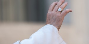 ¿Por qué no le gusta al Papa que le besen el anillo?
