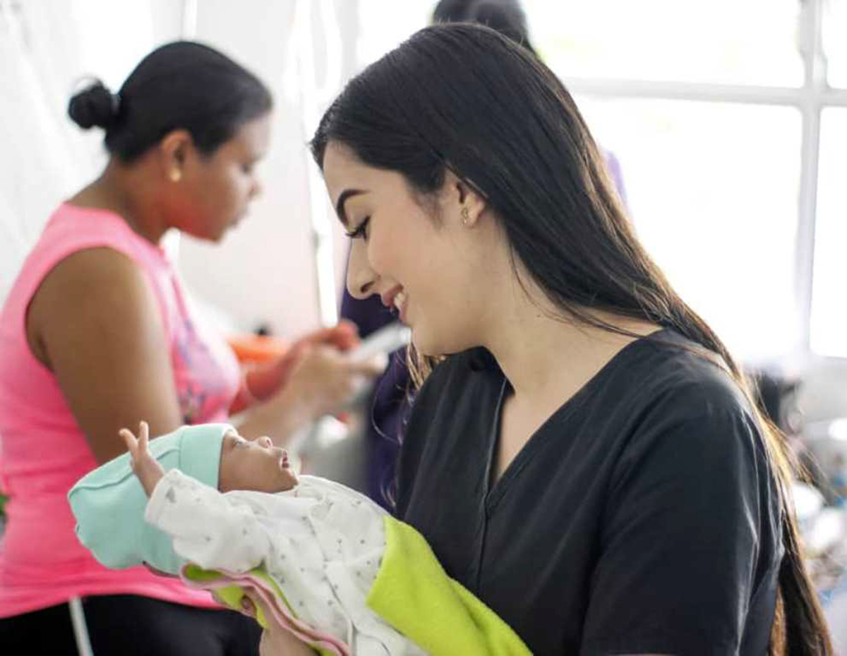 Melanie_trabajando_con__los_niños_del_Hospital_JM_de_los_Ríos_de_Caracas_-_Fotos_Lisseth_Manjoud_(3)