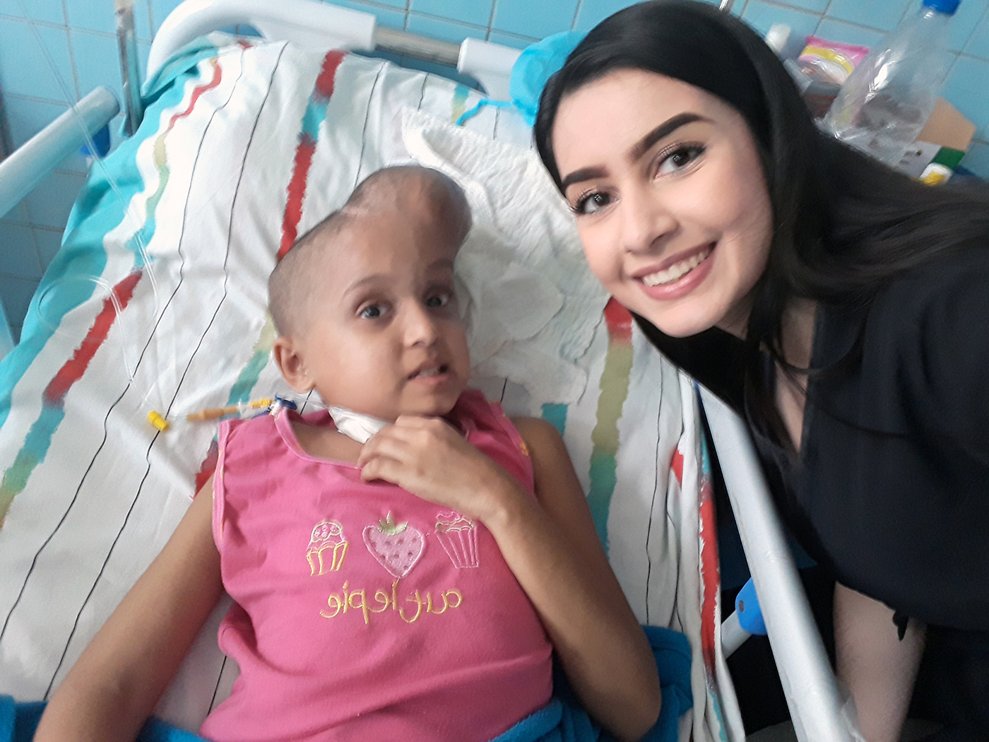 Melanie_trabajando_con_niños_del_Hospital_JM_de_los_Ríos_de_Caracas_-_Fotos_Héctor_Requena_(1)