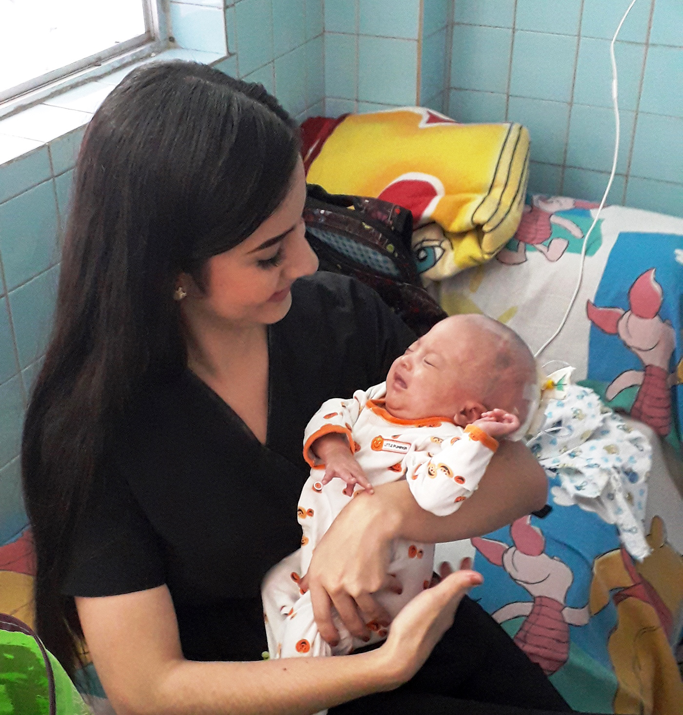 Melanie_trabajando_con_niños_del_Hospital_JM_de_los_Ríos_de_Caracas_-_Fotos_Héctor_Requena_(2)