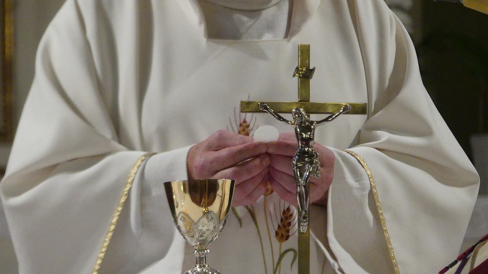 priest-3621038_960_720