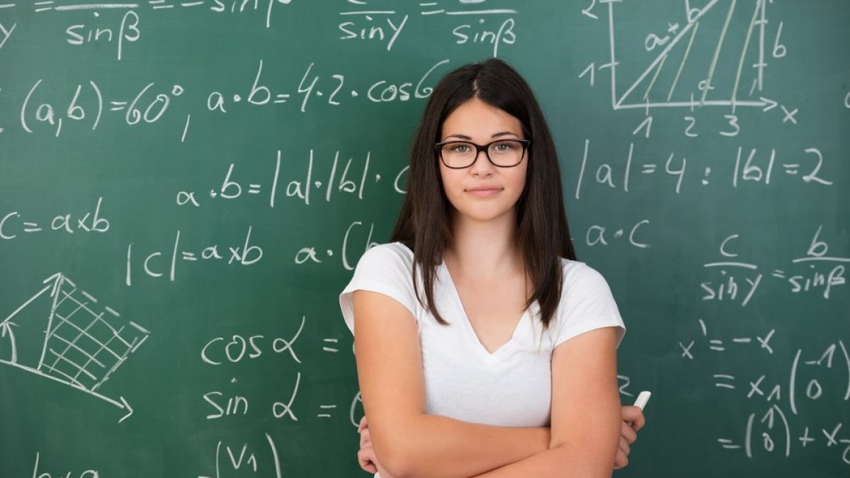 web-woman-intelligence-teacher-mathematics-shutterstock_220053511-por-stockfour-ai