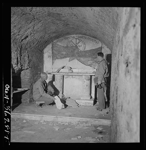 American_Army_chaplains_inspecting_the_ruins_of_the_Roman_arena_8d32416v