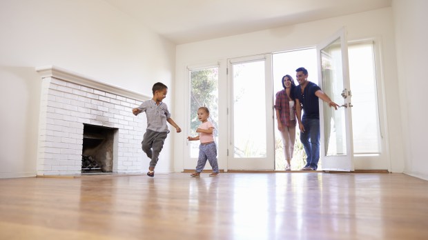 Famille dans nouvelle maison