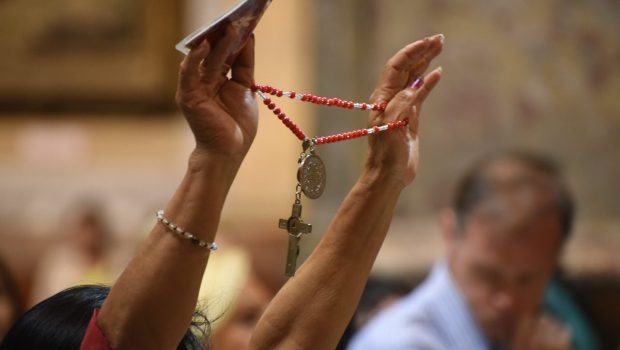 UN ROSARIO POR LA VIDA