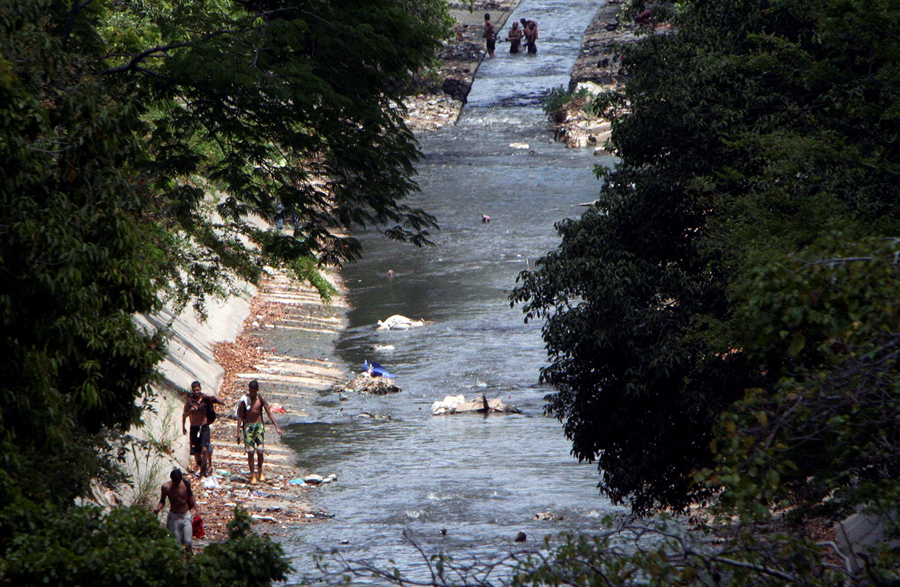 WEB-VENEZUELA-WATER-car14-crisis_de_agua_en_caracas_rio_guaire11-José Cohen