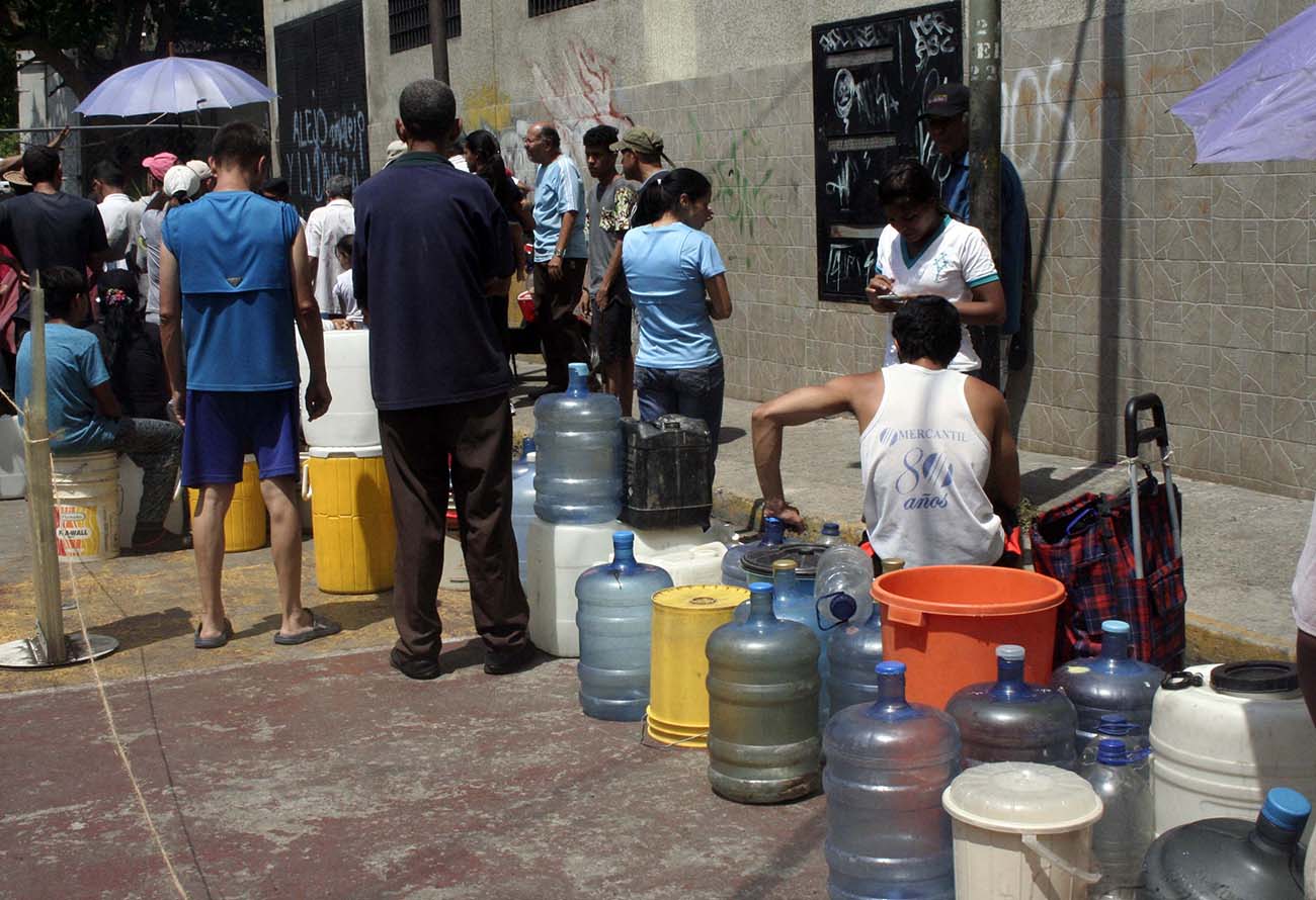 WEB-VENEZUELA-WATER-car24-crisis_de_agua_en_caracas_san_agustin21-José Cohen