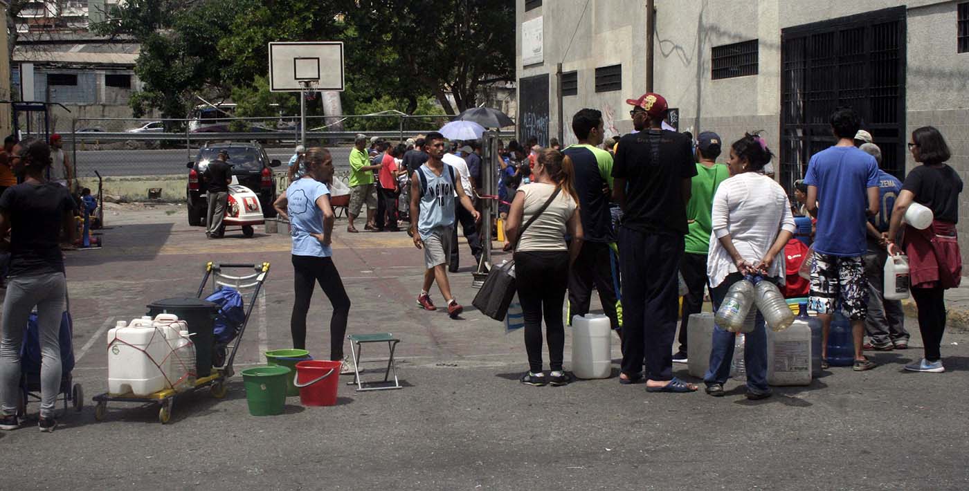 WEB3-VENEZUELA-WATER-car17-crisis_de_agua_en_caracas_san_agustin14-José Cohen