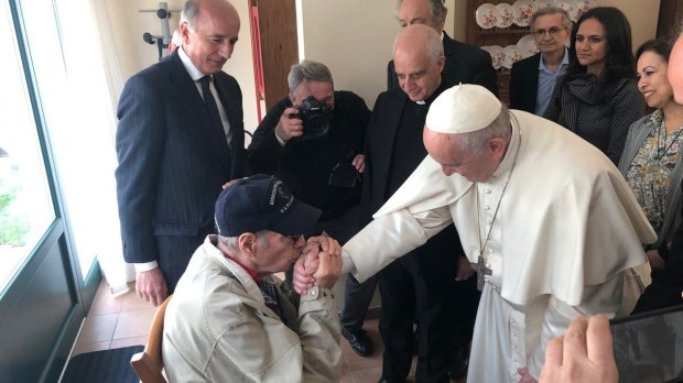Visita del Papa Villagio enfermes con Alzheimer.jpeg