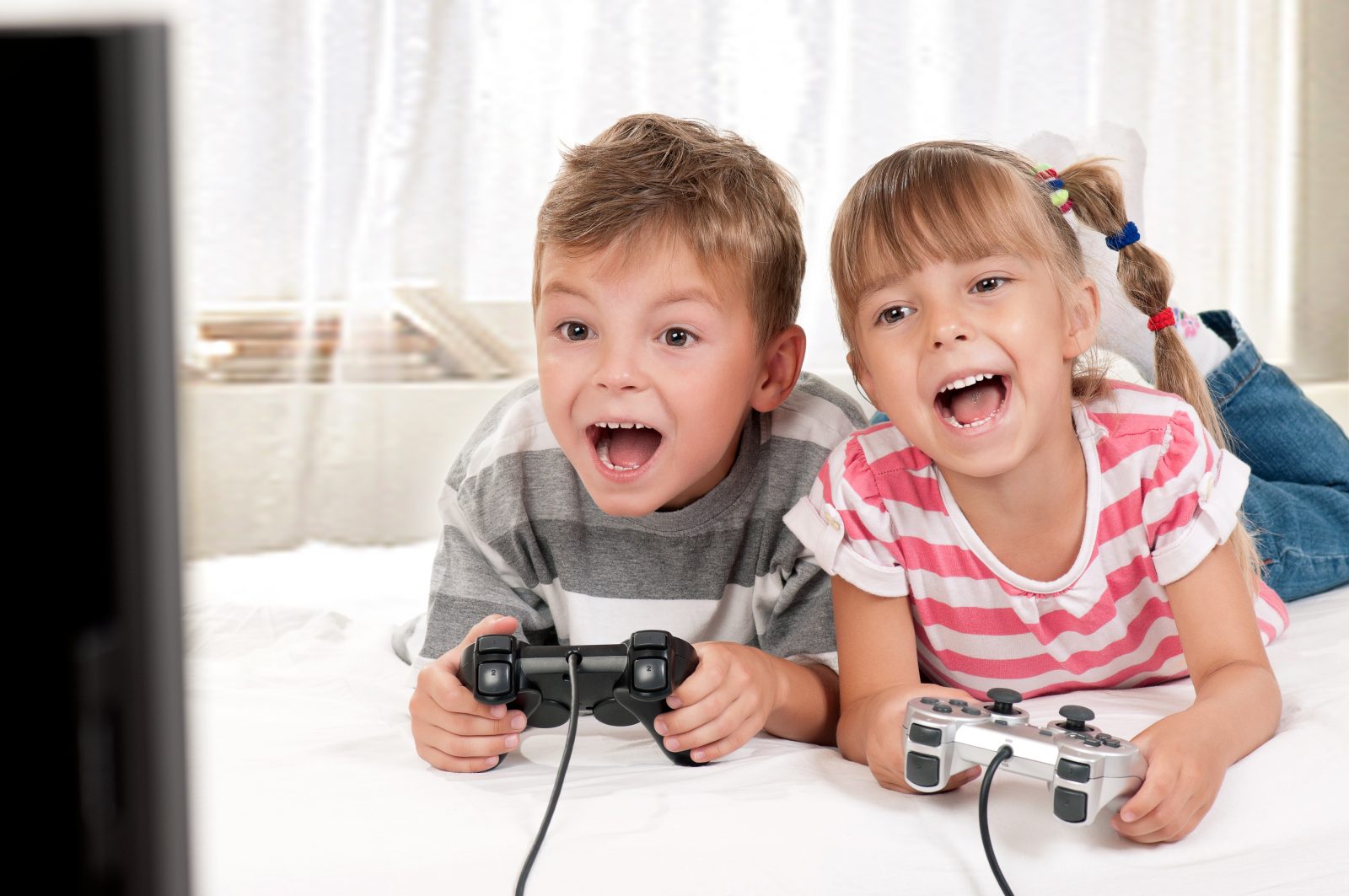 web3-children-playing-videogame-e1555398742806.jpg