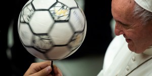 El futbol, ​​la alegría infantil de los pontífices