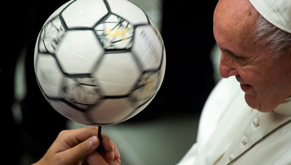 Corner Item Image - El futbol, ​​la alegría infantil de los pontífices