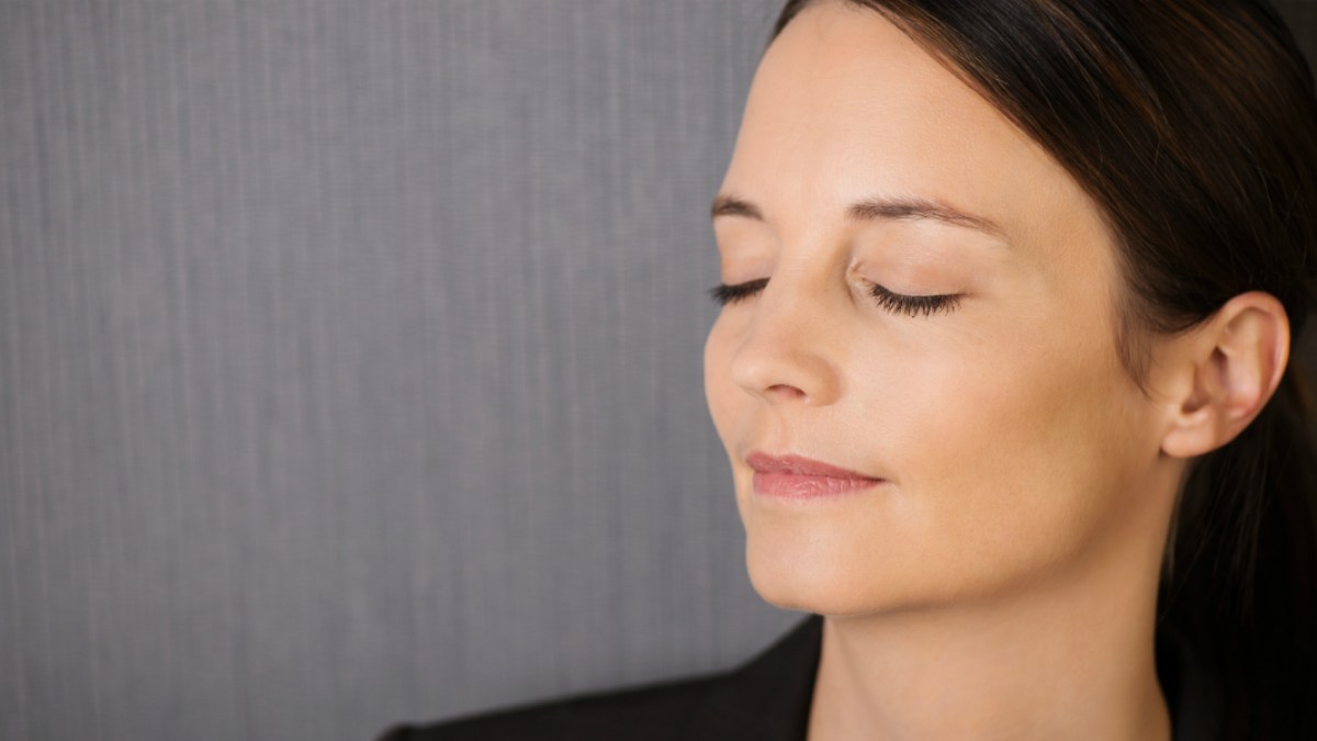 woman-praying-at-the-office