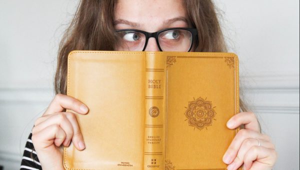 Dziewczyna trzyma Biblie w rekach