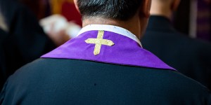 La estola, ornamento litúrgico que distingue al sacerdote